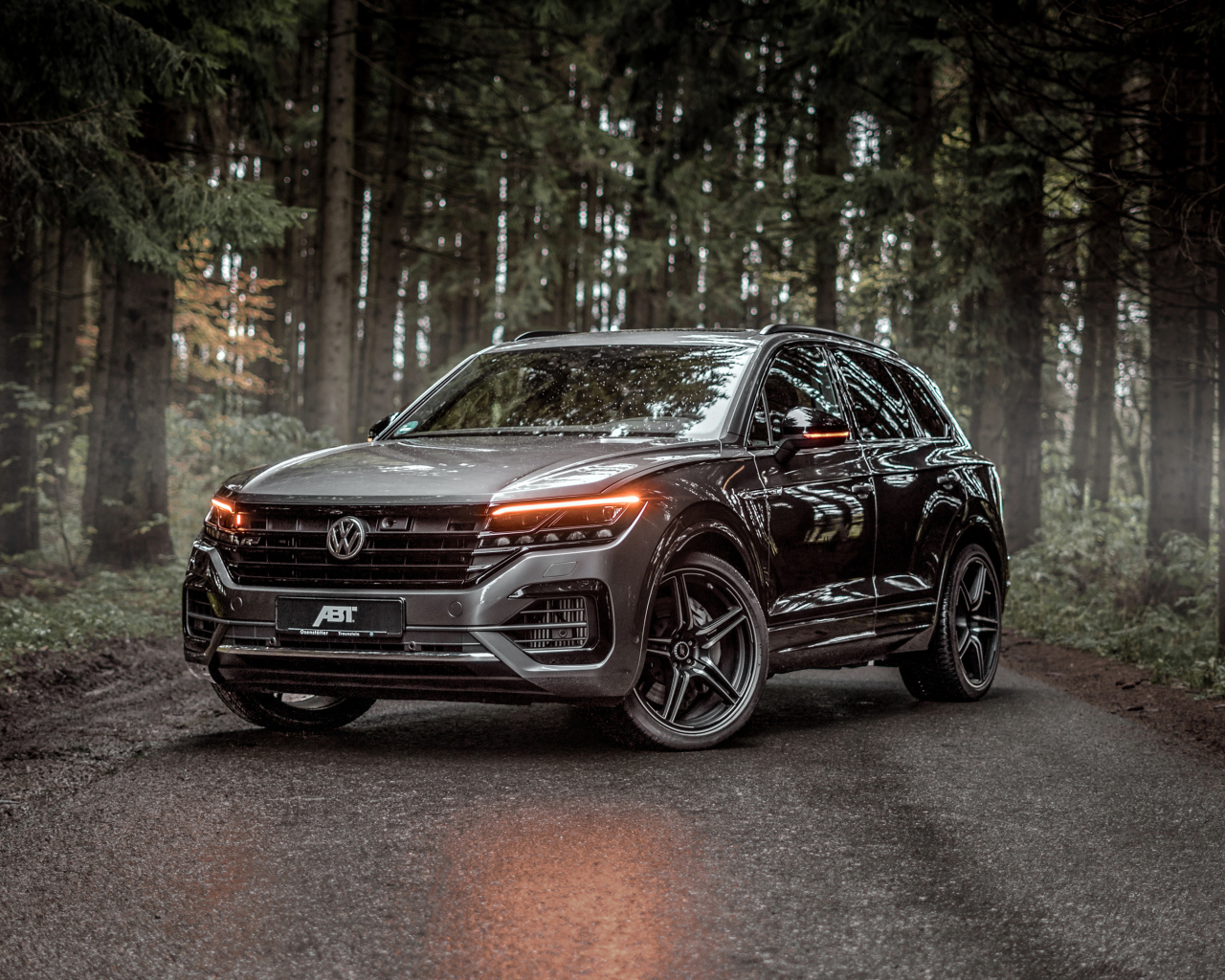 Внедорожник Volkswagen Touareg V8 TDI R-Line 2019 года в лесу