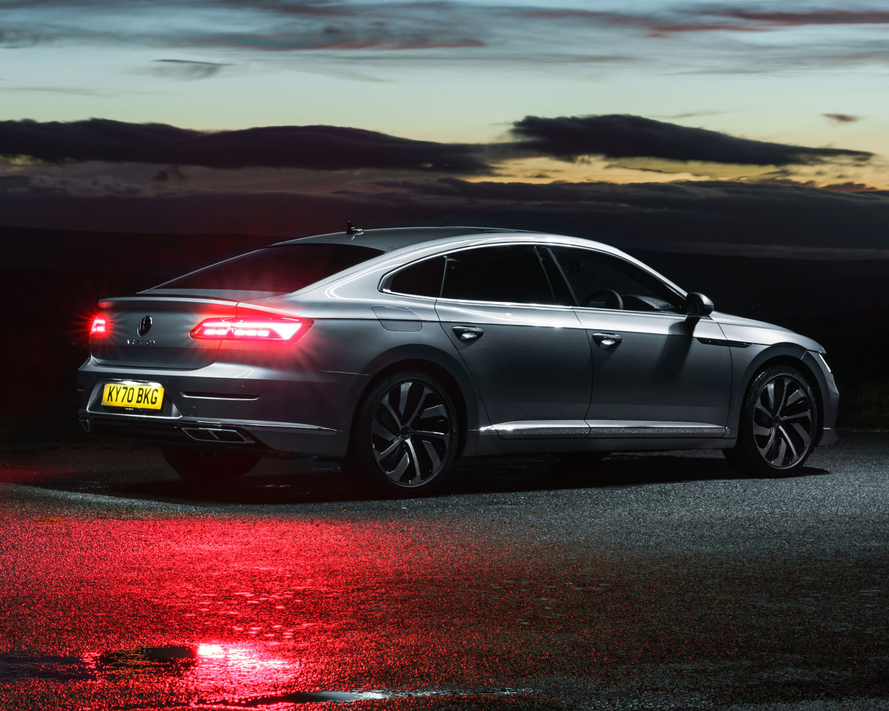Автомобиль Volkswagen Arteon R-Line 2020 года вид сзади