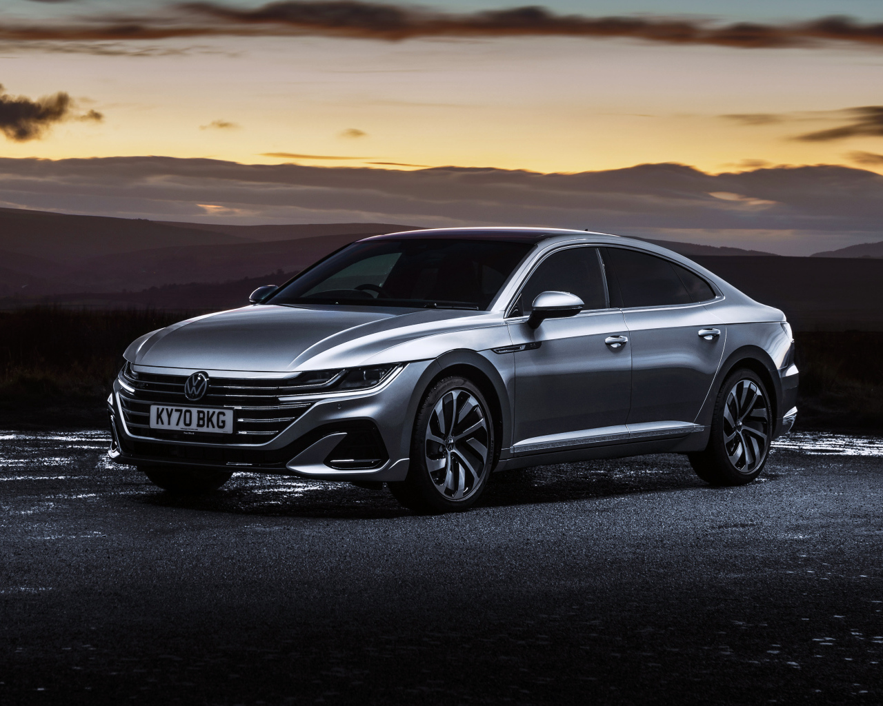 Серебристый автомобиль Volkswagen Arteon R-Line 2020 года