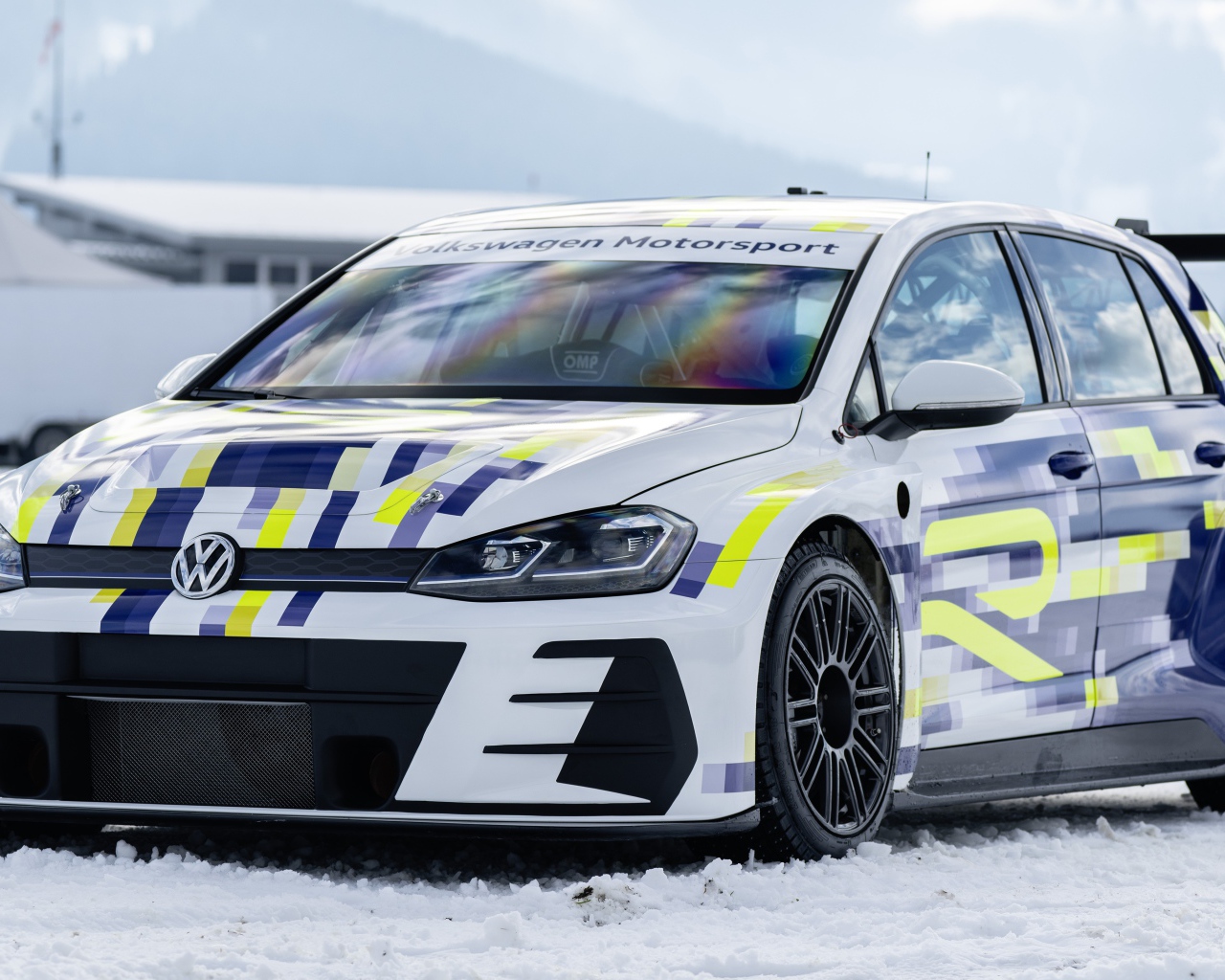 Автомобиль Volkswagen ER1 Concept 2020 года на снегу