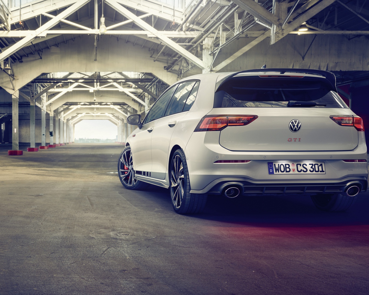 Автомобиль Volkswagen Golf GTI Clubsport 2020 года вид сзади 