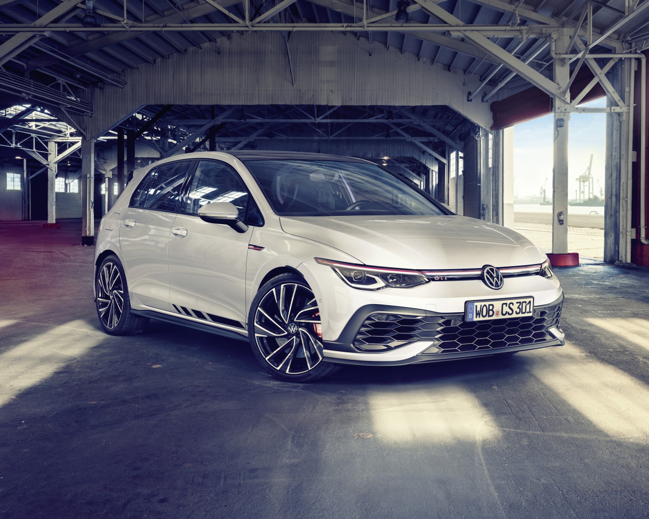 Белый автомобиль Volkswagen Golf GTI Clubsport 2020 года в гараже