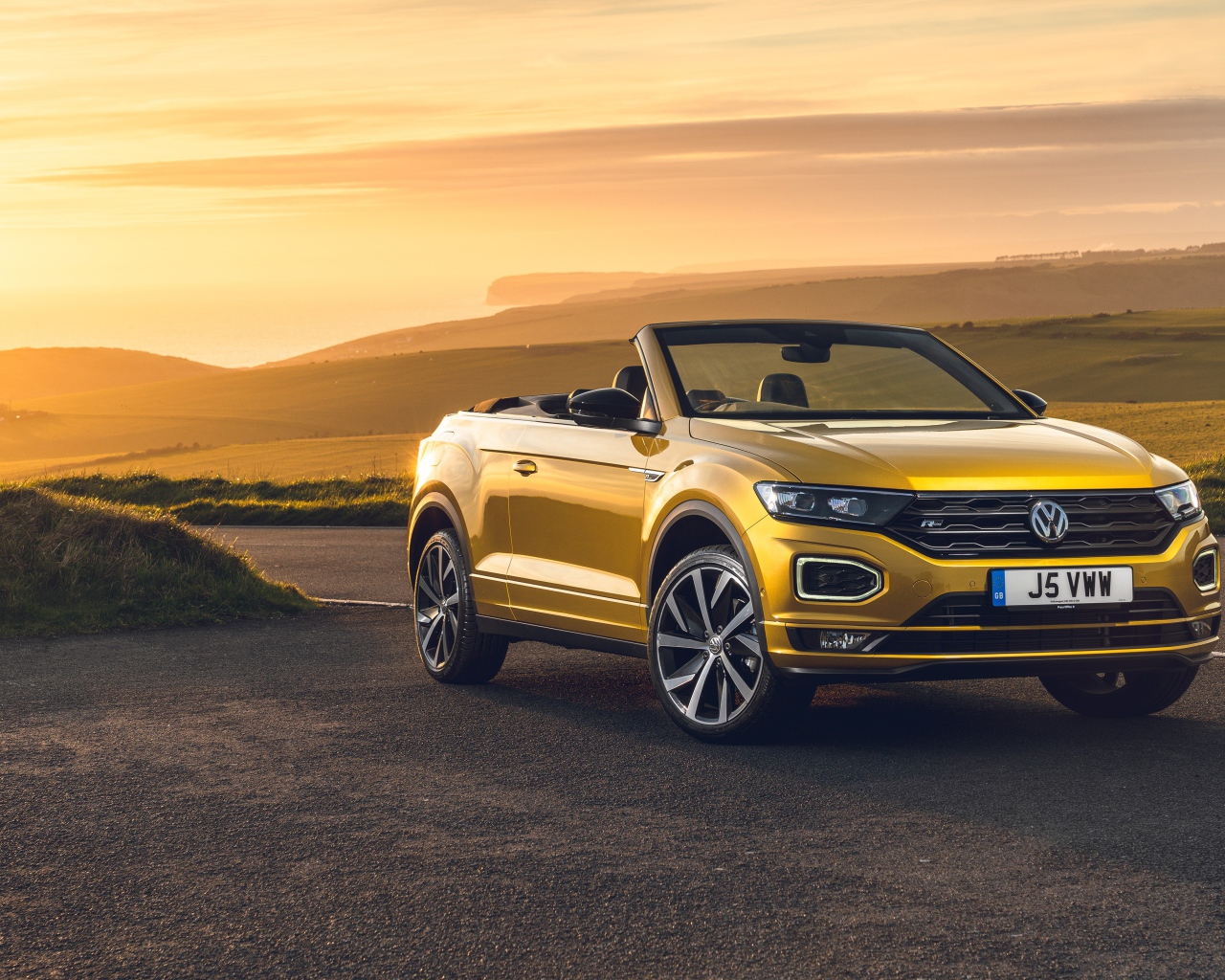 Автомобиль Volkswagen T-Roc Cabriolet R-Line 2020 года на фоне заката