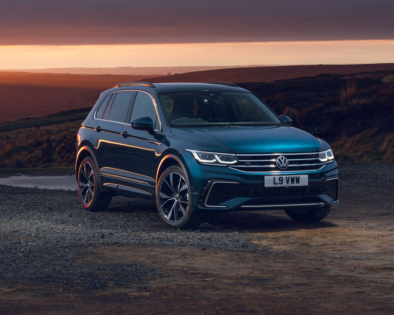 Голубой автомобиль Volkswagen Tiguan R-Line 2020 года на закате