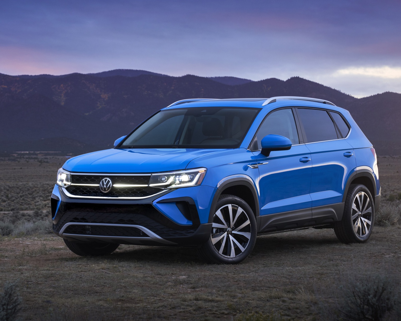 Голубой внедорожник  Volkswagen Taos 2022 года 