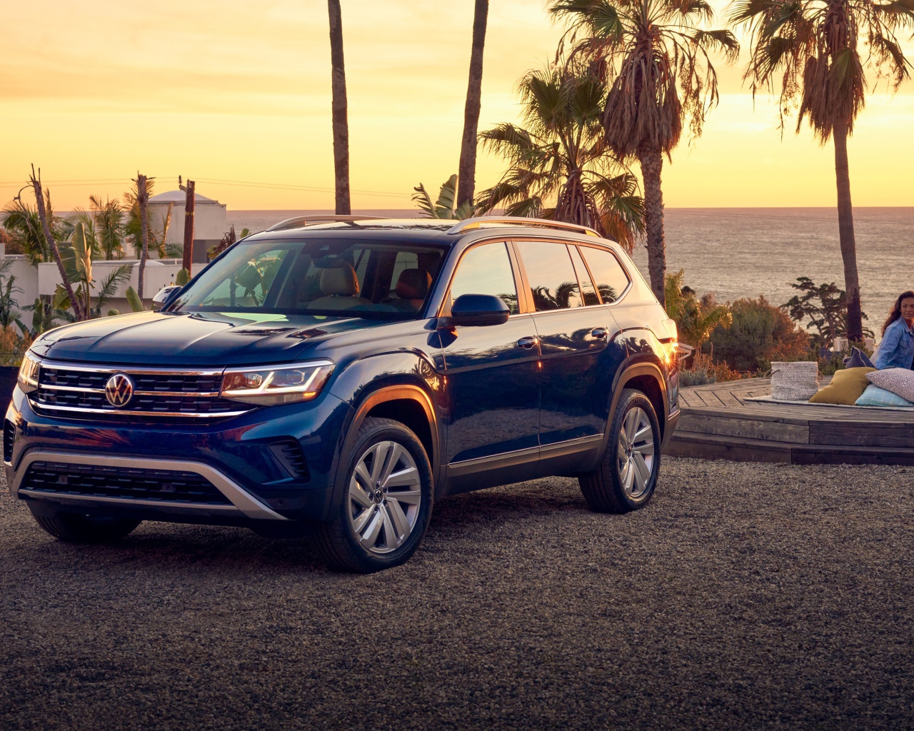 Синий внедорожник Volkswagen Atlas V6, 2021 года на фоне океана 