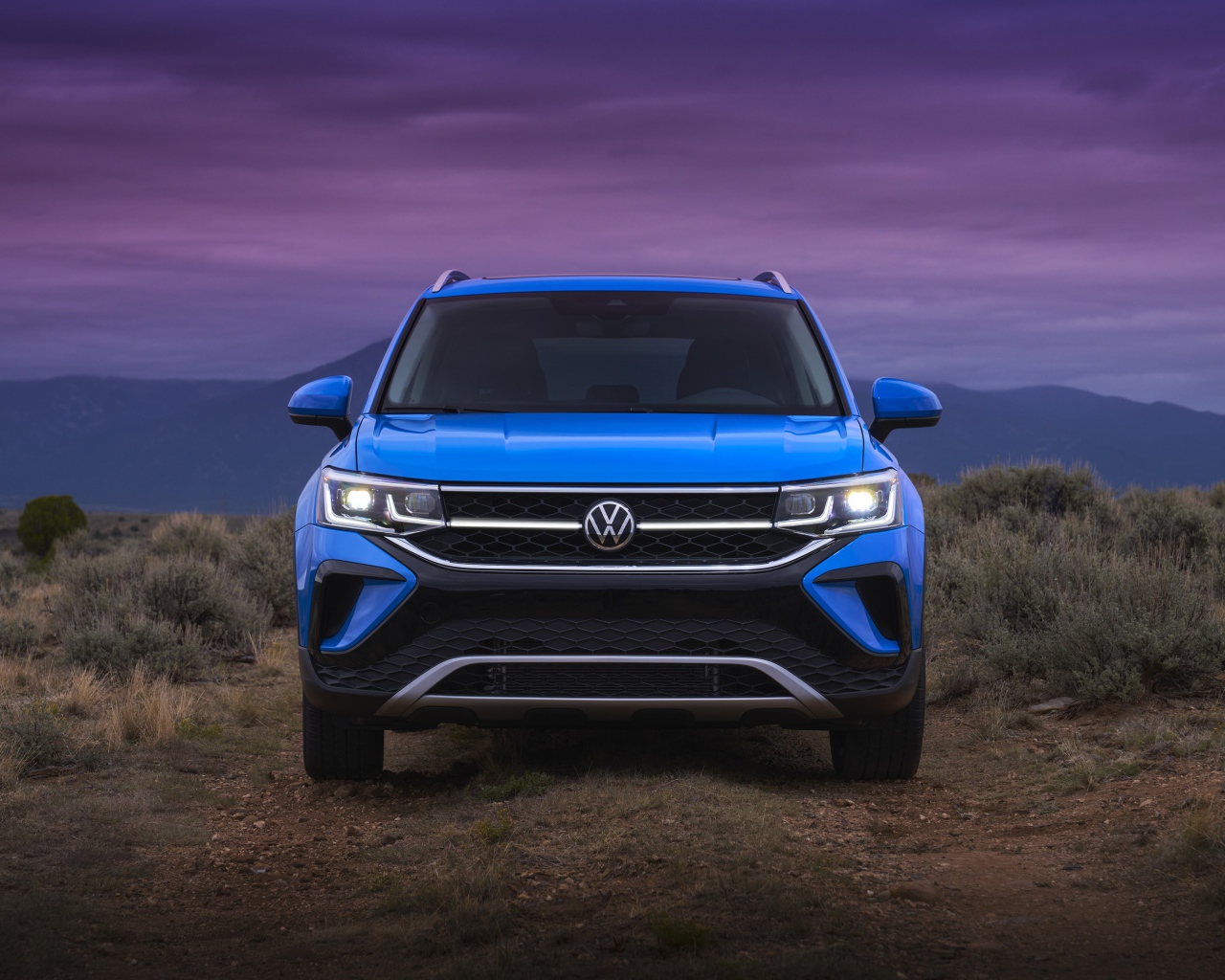 Голубой автомобиль  Volkswagen Taos, 2021 года вид спереди