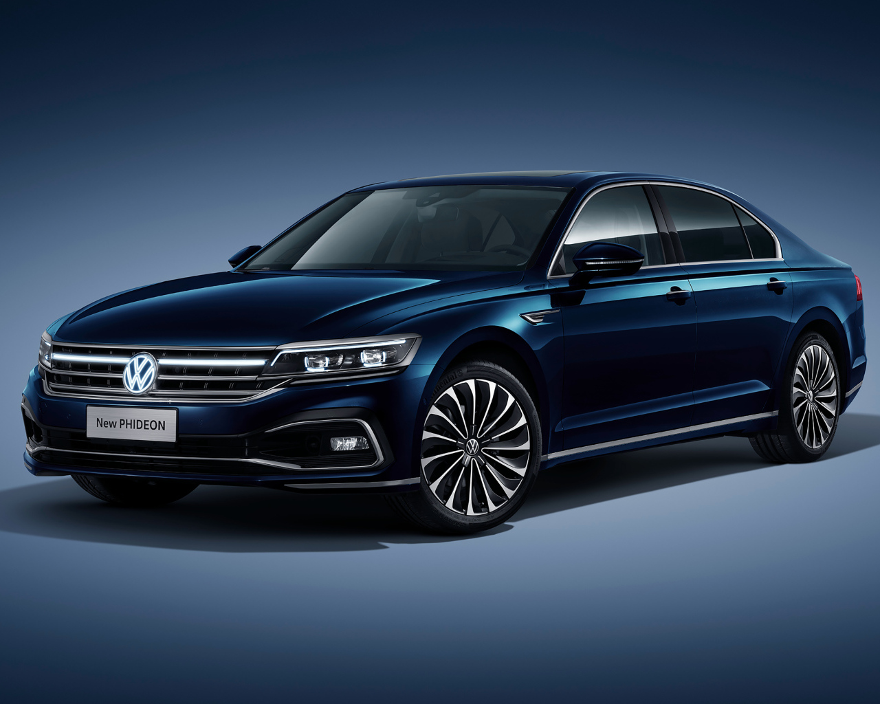 Стильный автомобиль Volkswagen Phideon 2021 года на сером фоне