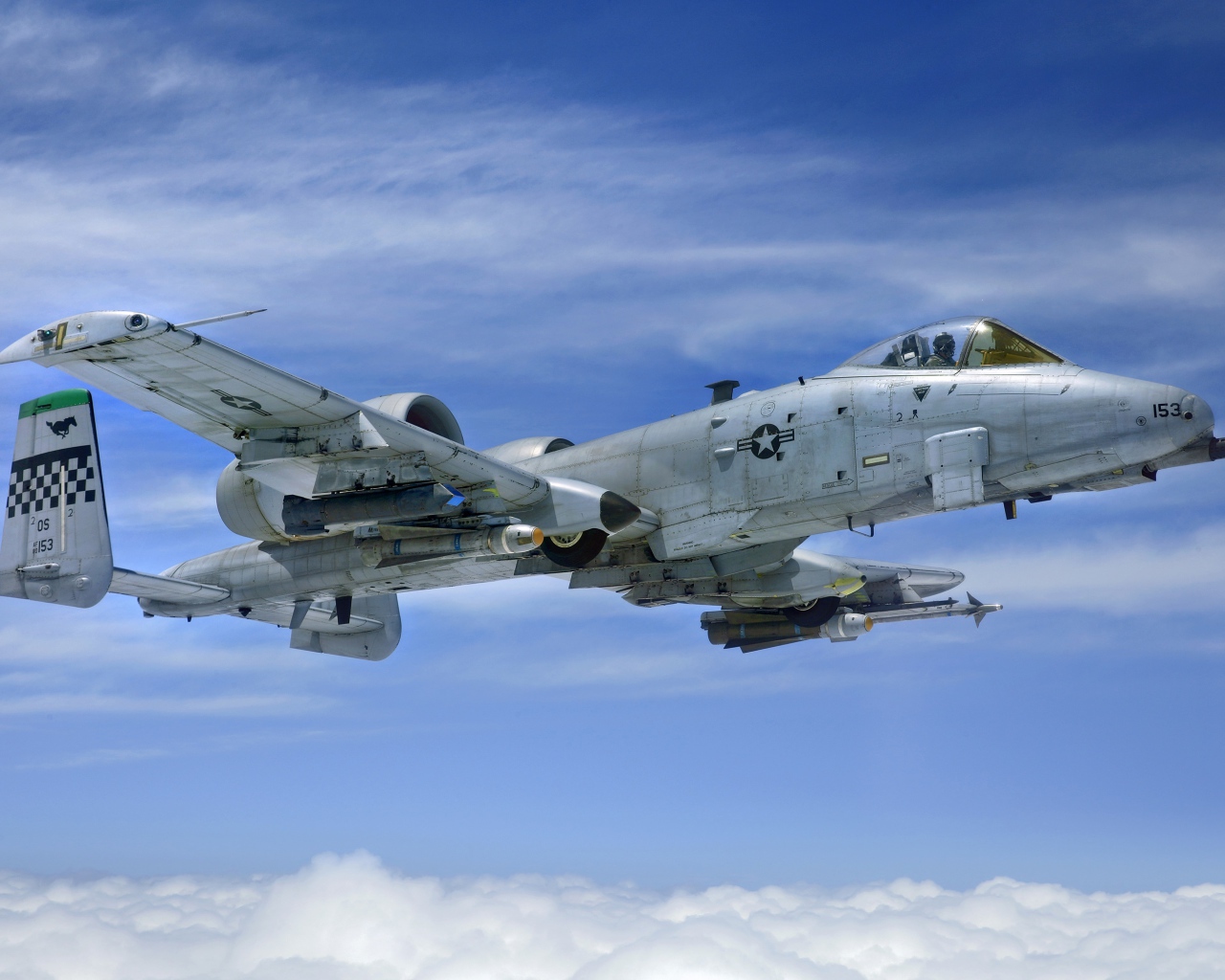 Штурмовик американской авиации A-10 Thunderbolt II AGM-65 Maverick, AIM-9 Sidewinder