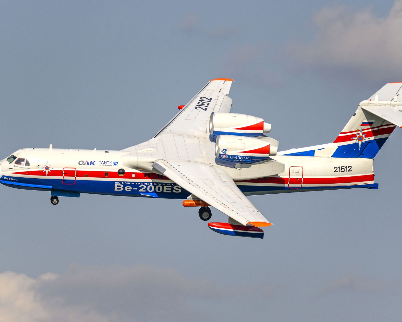 Транспортный самолет Be-200ES совершает полет 