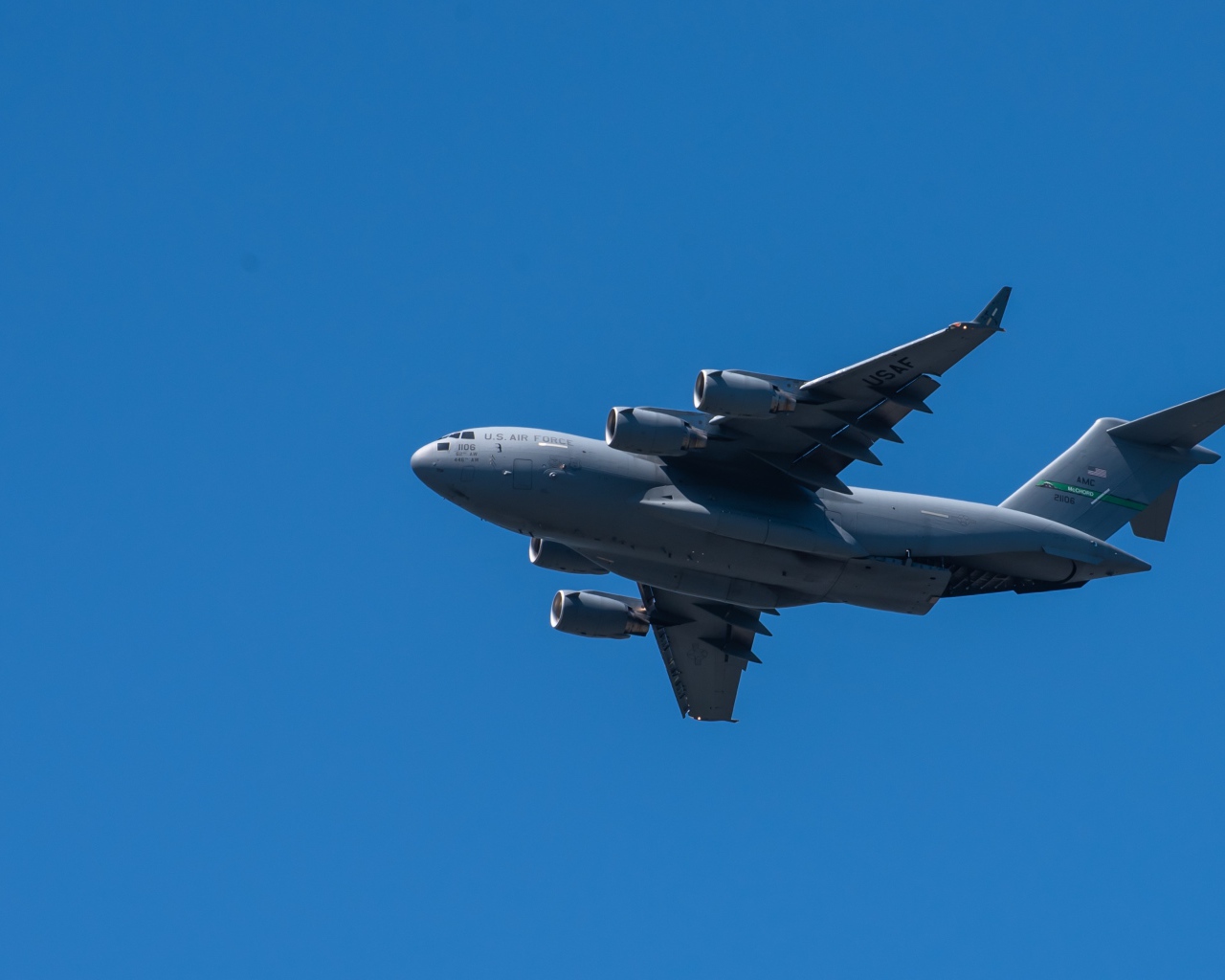 Большой Boeing C-17 Globemaster III в голубом небе 