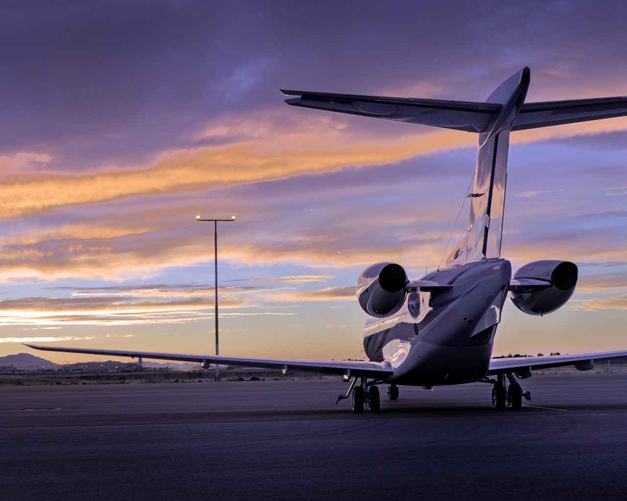 Большой самолет стоит на взлетной полосе  вид сзади