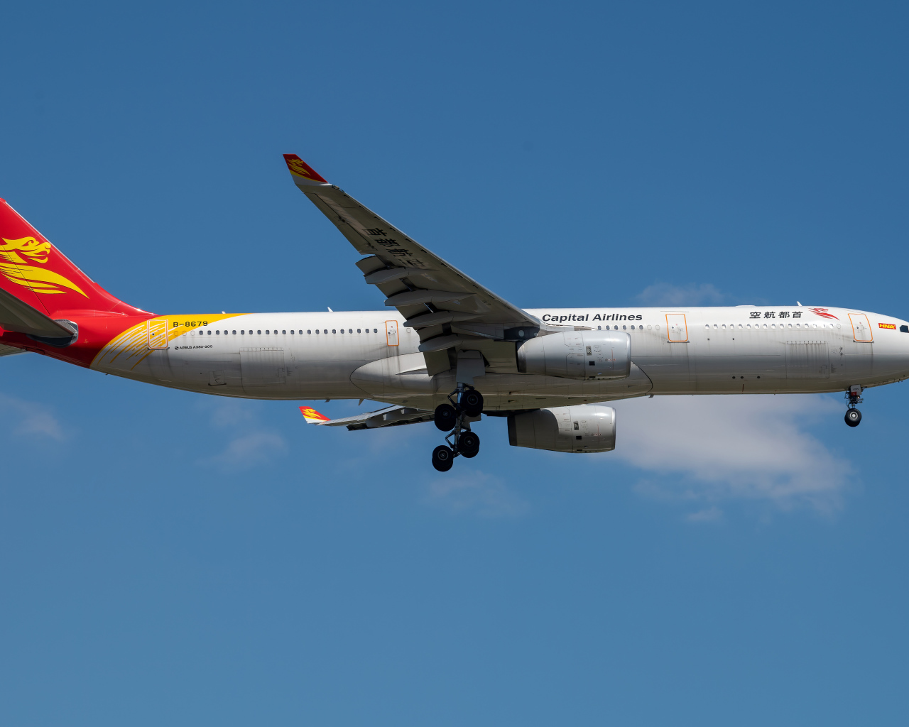 Пассажирский самолет A330-300 авиакомпании Capital Airlines