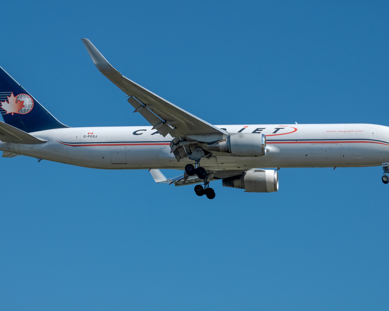 Пассажирский самолет авиакомпании Cargojet в голубом небе 