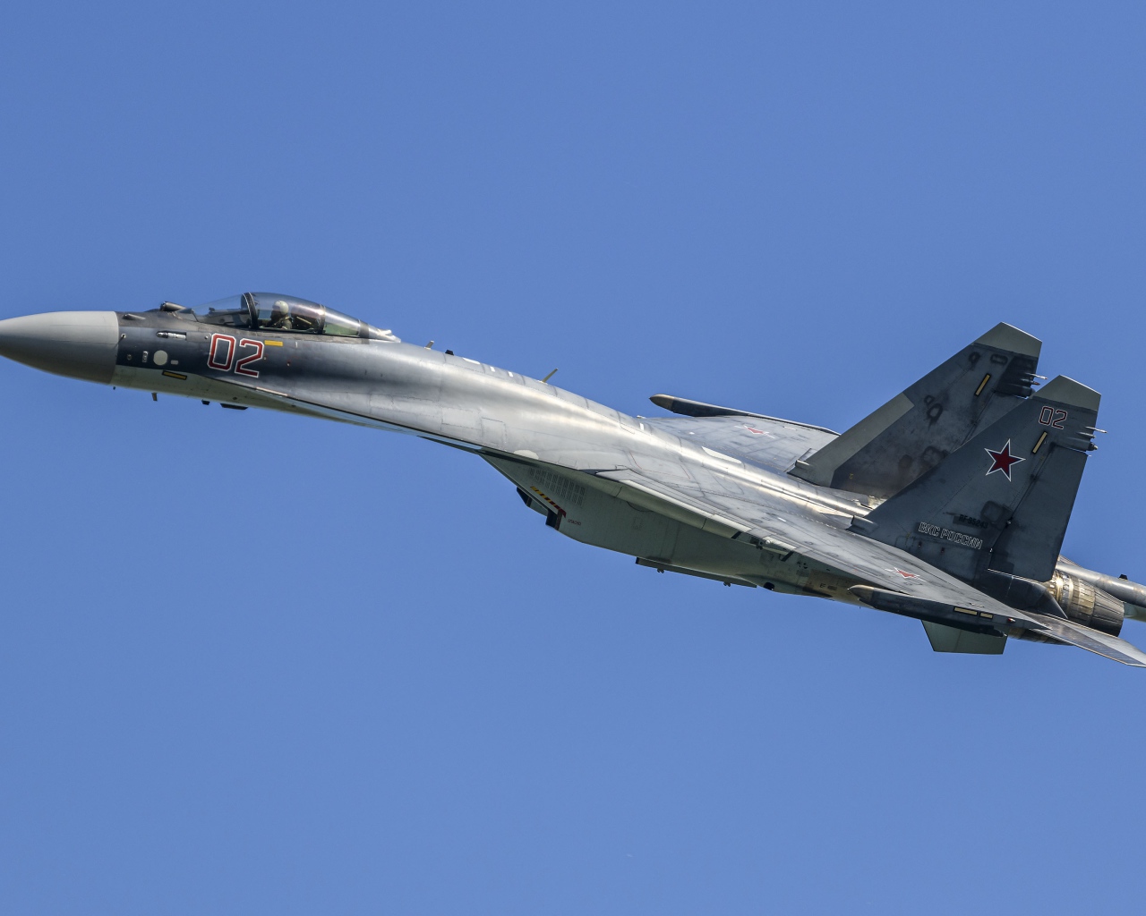 Полет российского истребителя Су-35 в небе 
