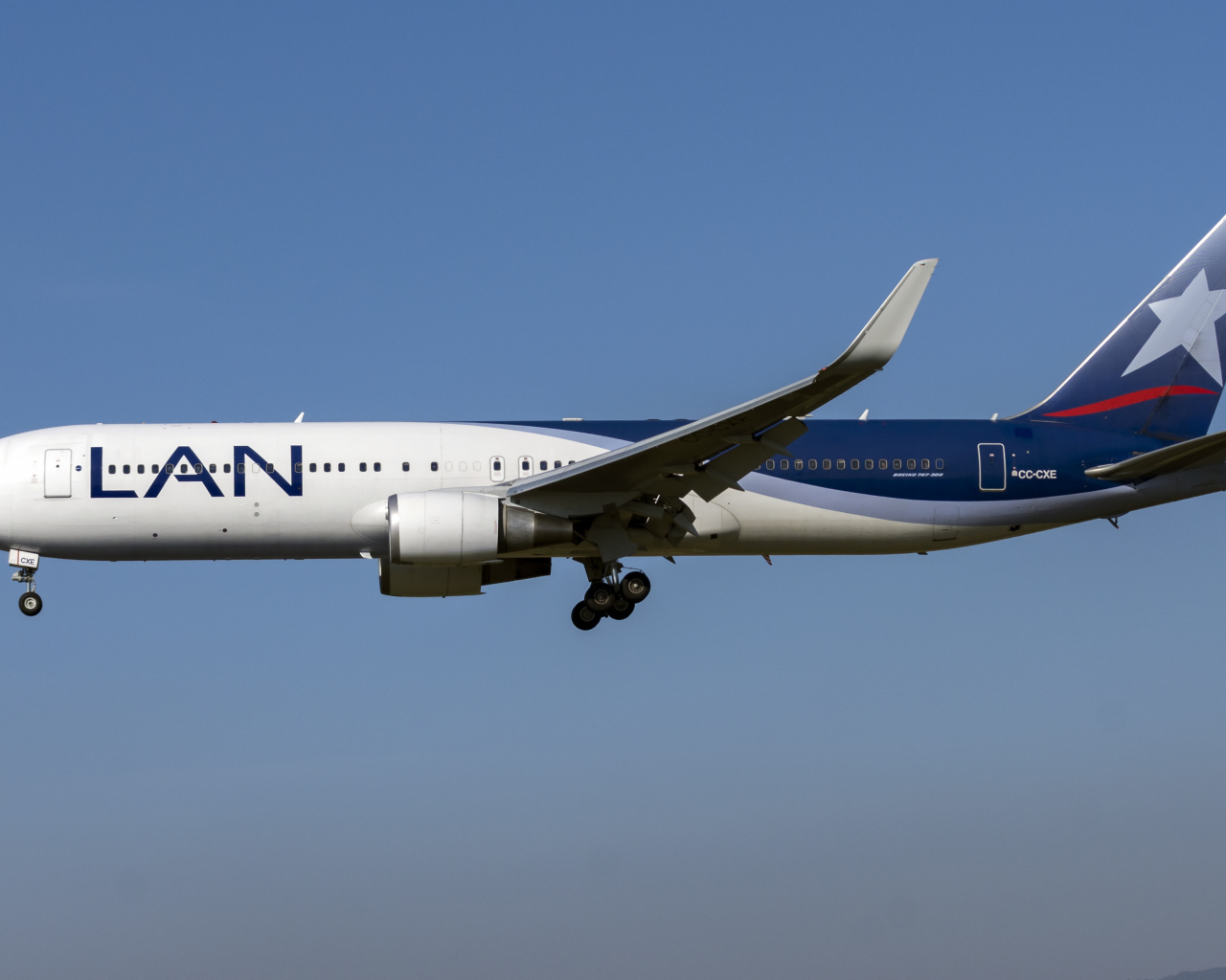 Пассажирский Boeing 767-300W авиакомпании  LATAM в небе