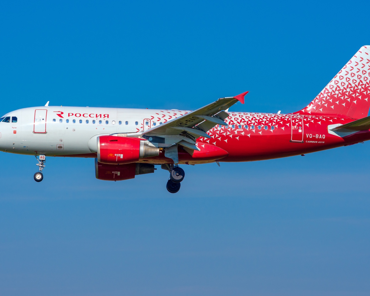 Большой пассажирский самолет в голубом небе 