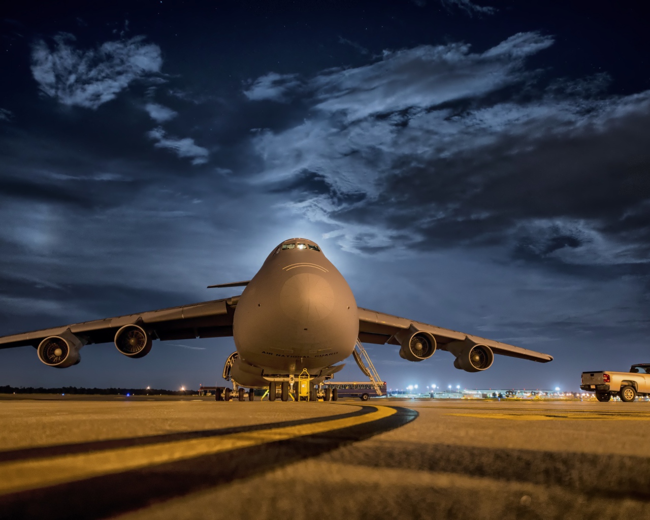 Большой пассажирский самолет на взлетной полосе 