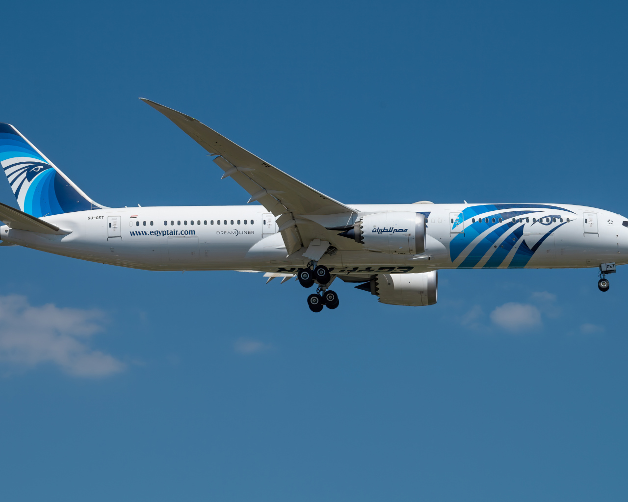 Большой пассажирский самолет взлетает в голубом небе