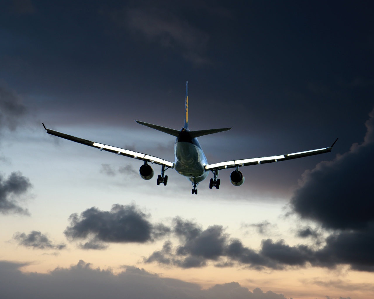 Большой самолет в небе с черными облаками 