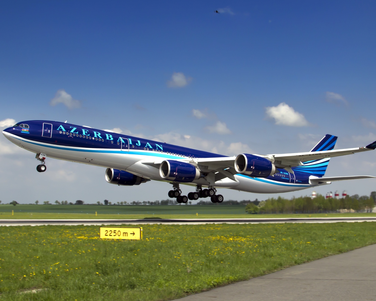 Пассажирский Airbus A-340-500 на взлетной полосе