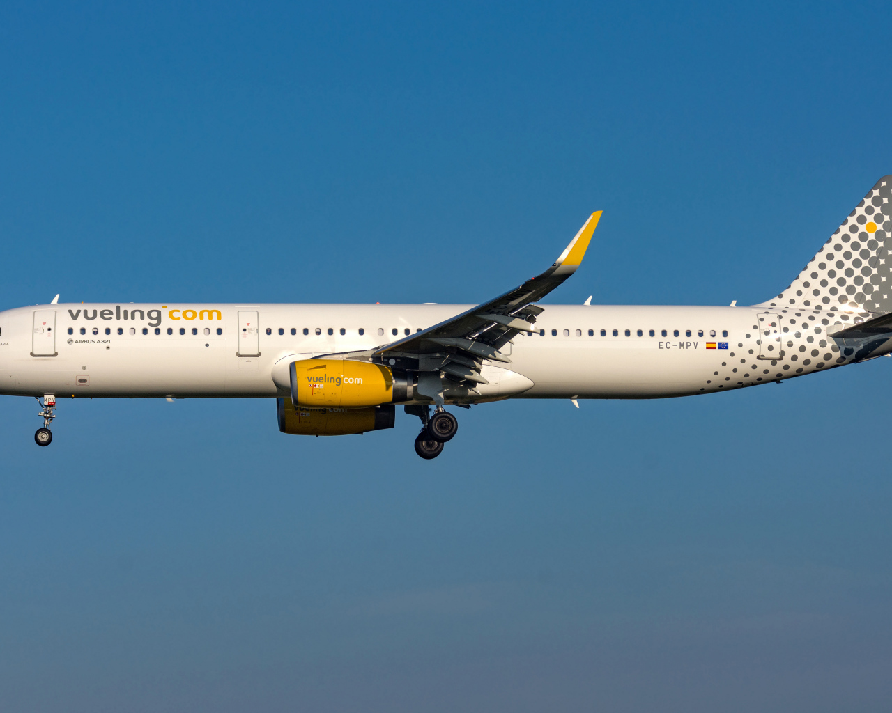 Пассажирский  Airbus A321-200S авиакомпании  Vueling в небе 
