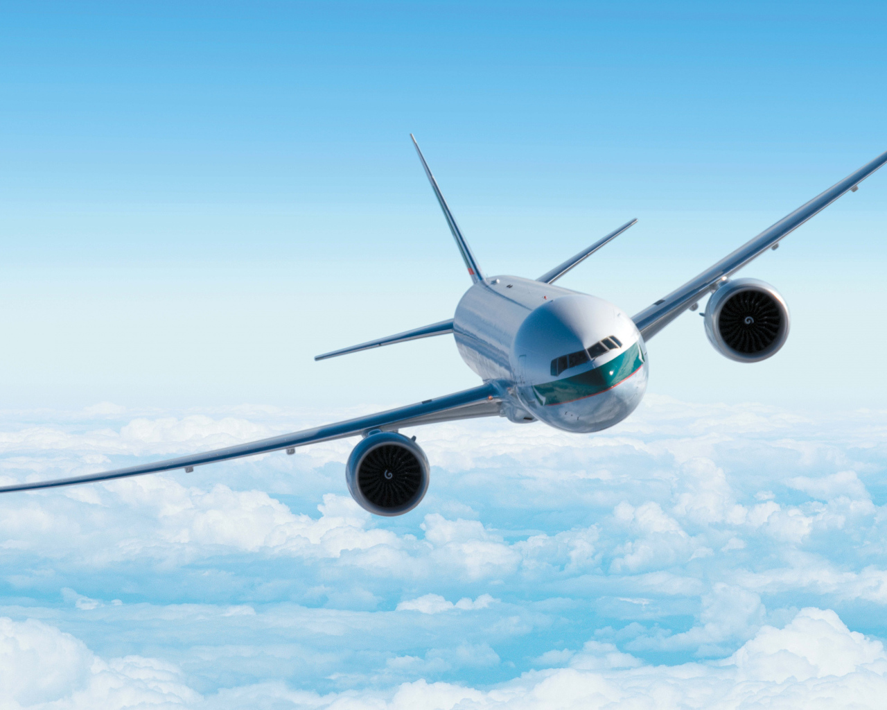 Пассажирский Аэробус а380 летит над облаками