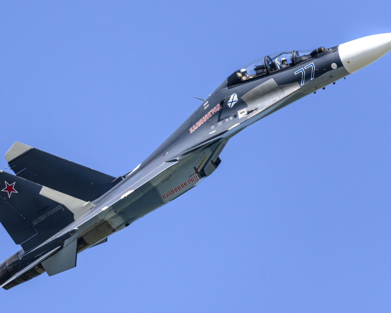 Российский истребитель  Su-30SM в небе