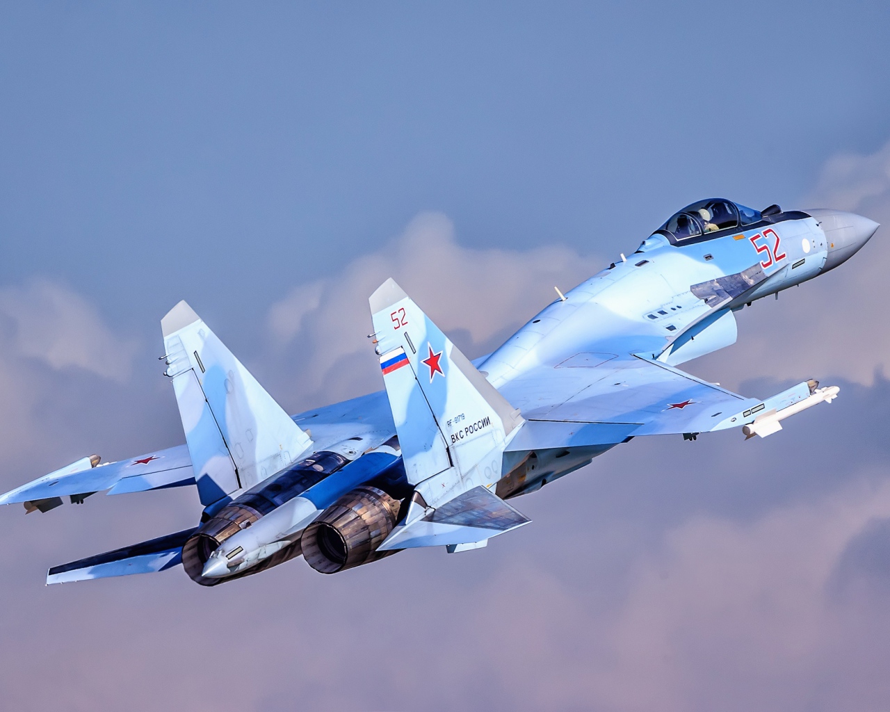 Русский истребитель  Су-35  в воздухе