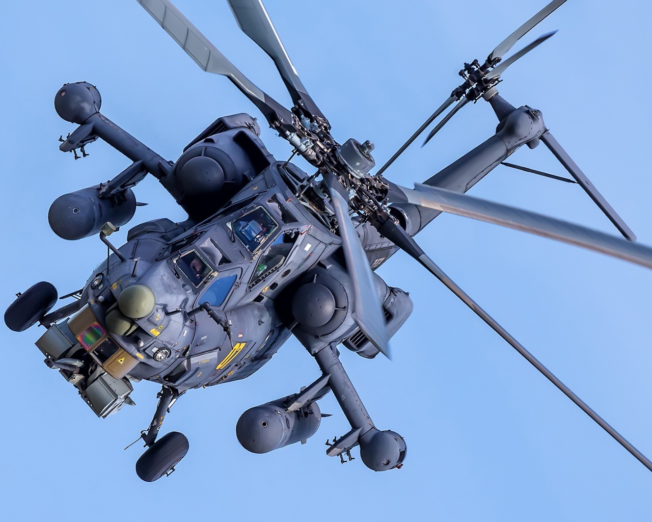 Российский военный вертолет Mil Mi-28H в небе 