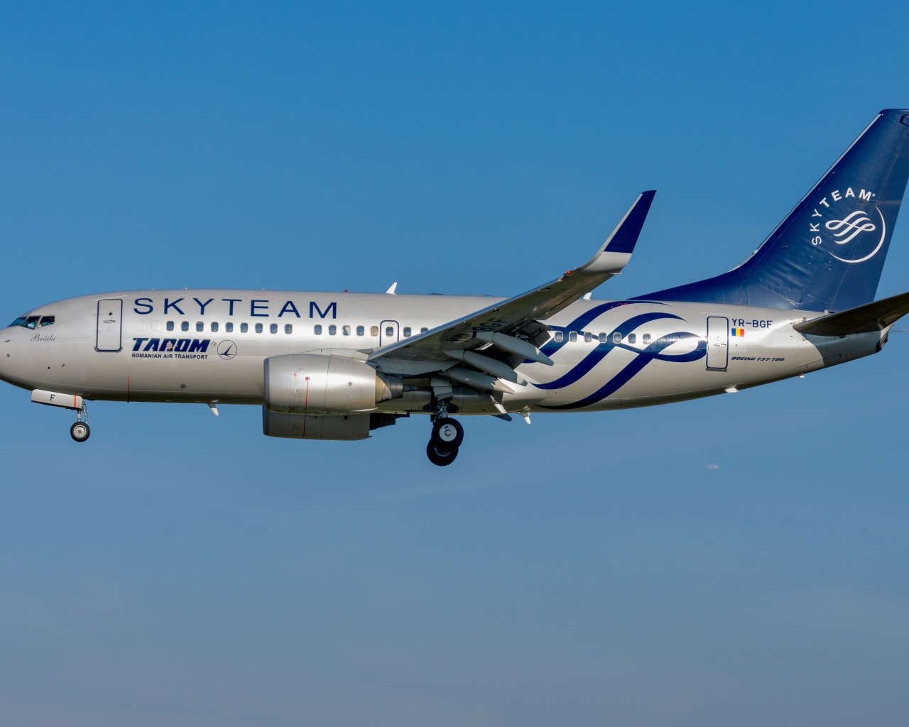 Пассажирский  Boeing 737-700W  авиакомпании TAROM Romanian в небе 
