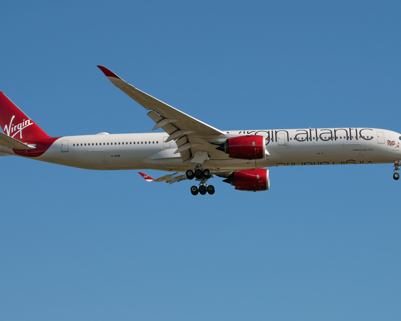 Пассажирский аэробус A350-1000 авиакомпании Virgin Atlantic в небе