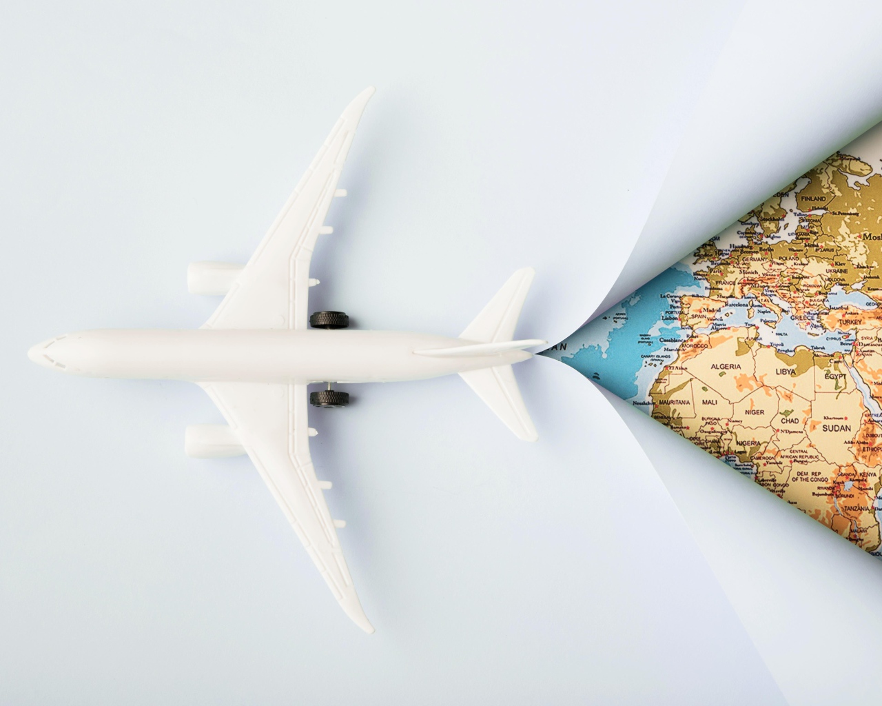 Белый самолет на карте 