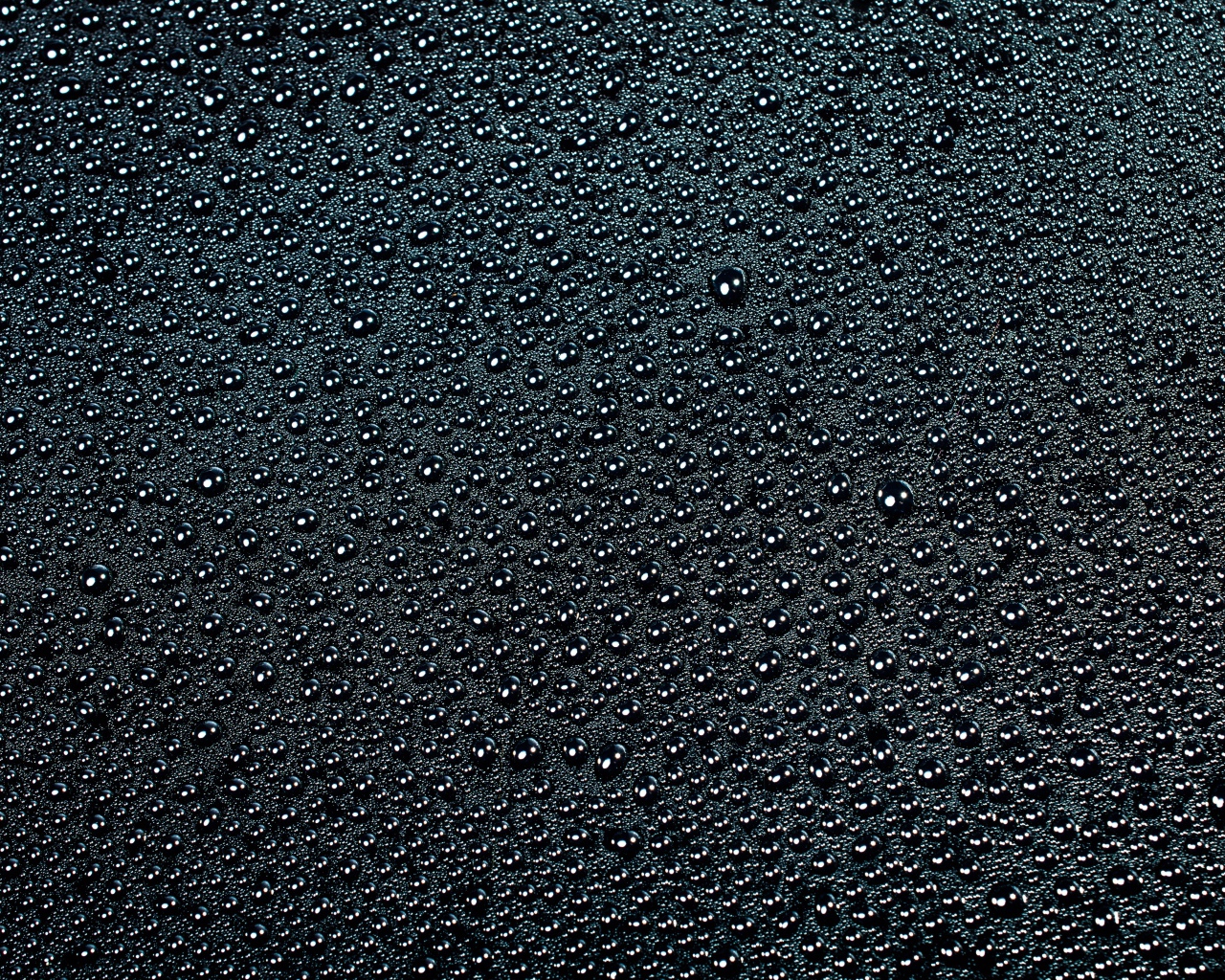 Черный фон с каплями воды 