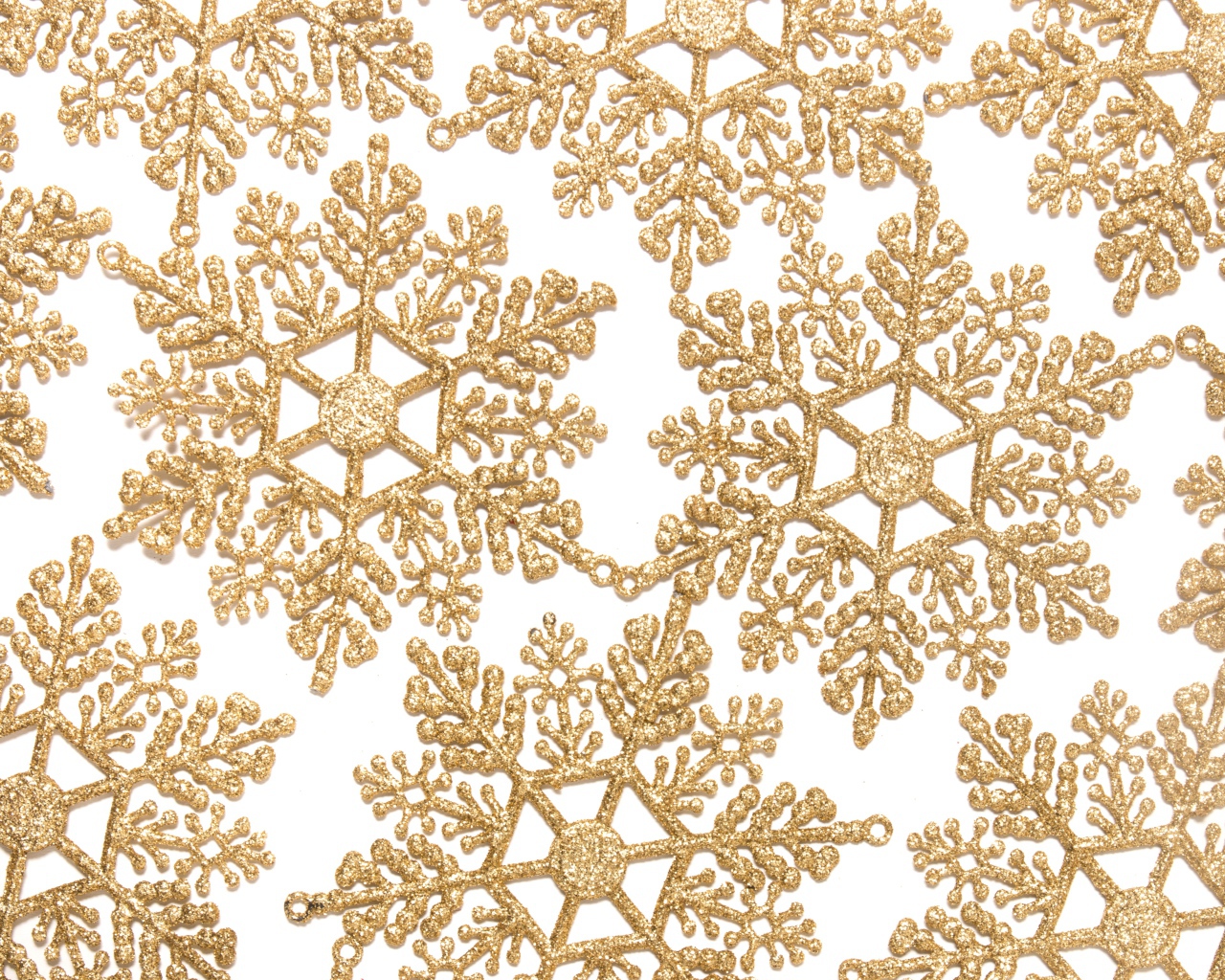 Золотистые снежинки на бежевом фоне 