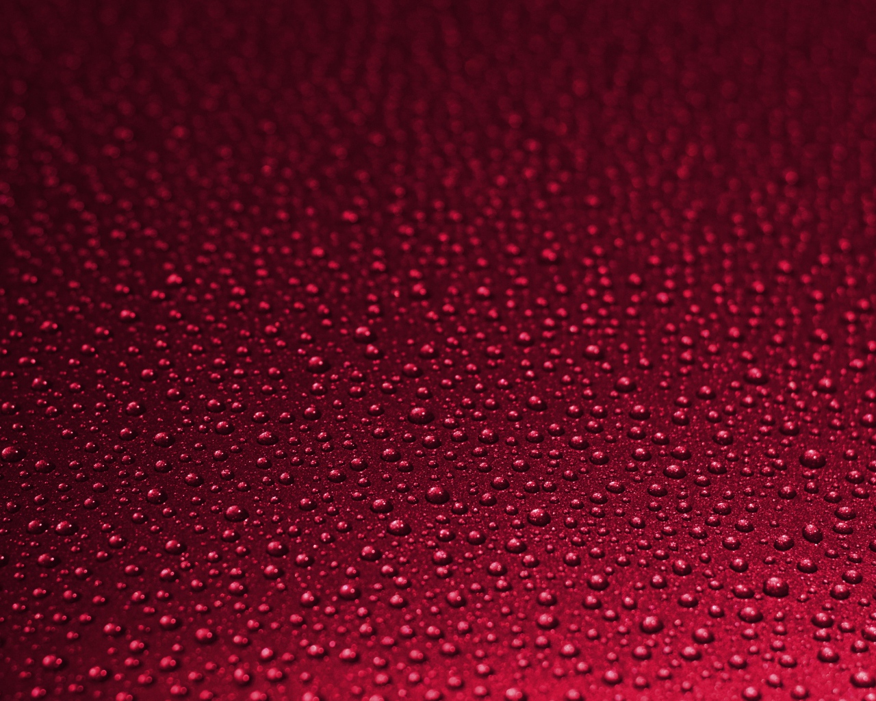 Красный фон с каплями воды 