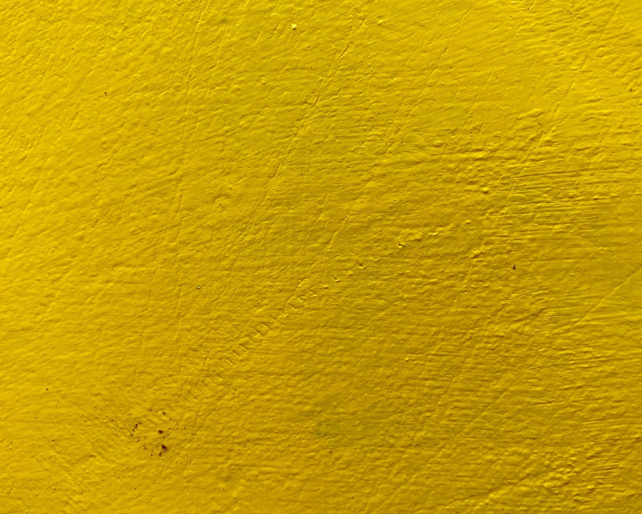 Стена окрашена в желтый цвет, фон 