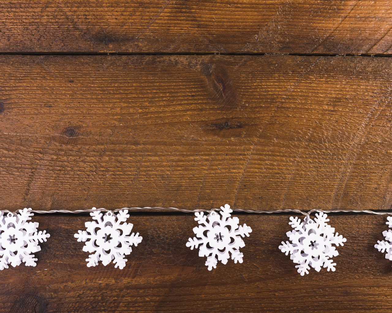 Белые снежинки на деревянном фоне