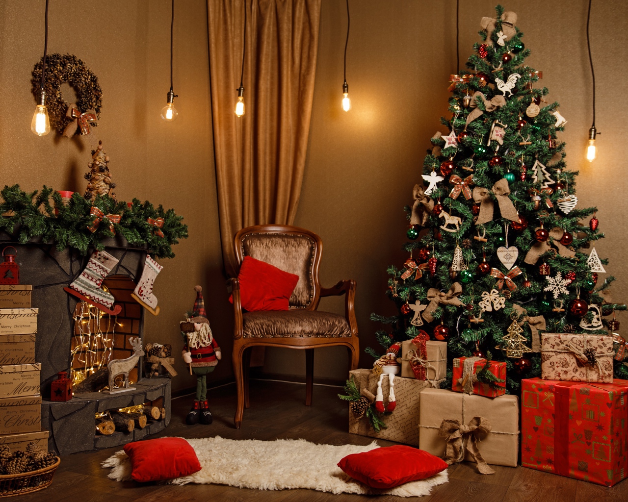 Красивая наряженная елка с подарками на рождество 