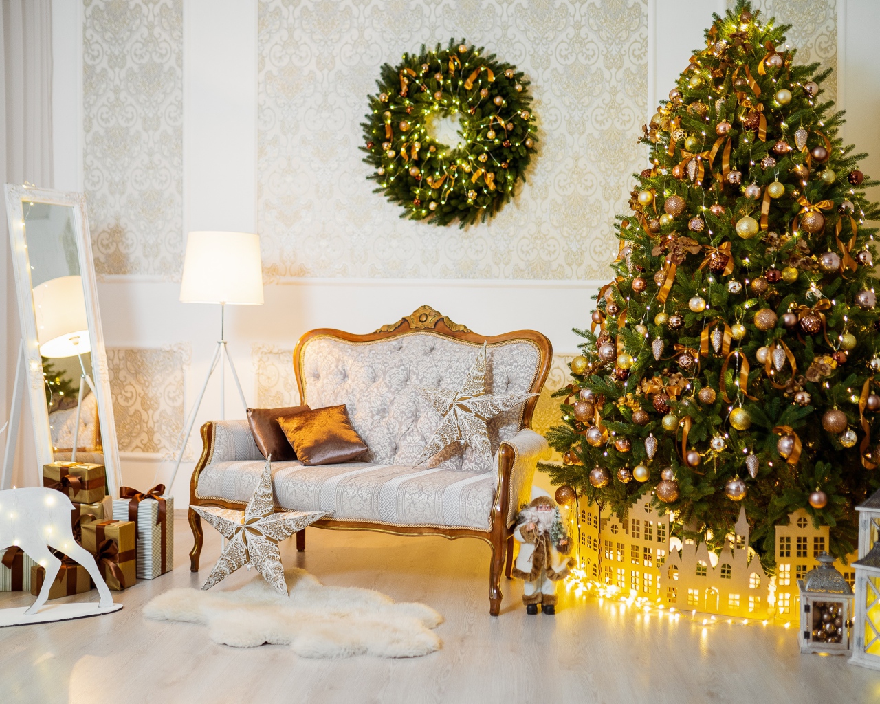 Красивая украшенная к Рождеству комната 