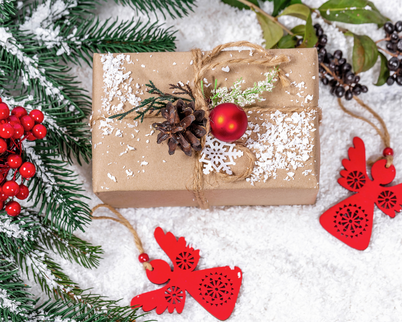 Подарок с еловой веткой и декором на Рождество 