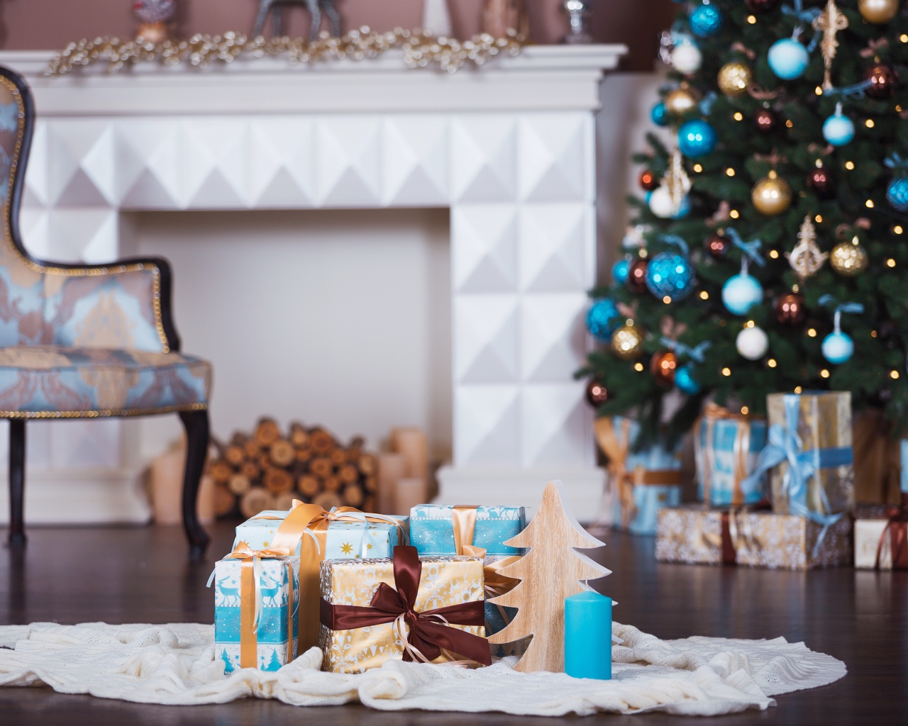 Рождественская ель с подарками у камина 