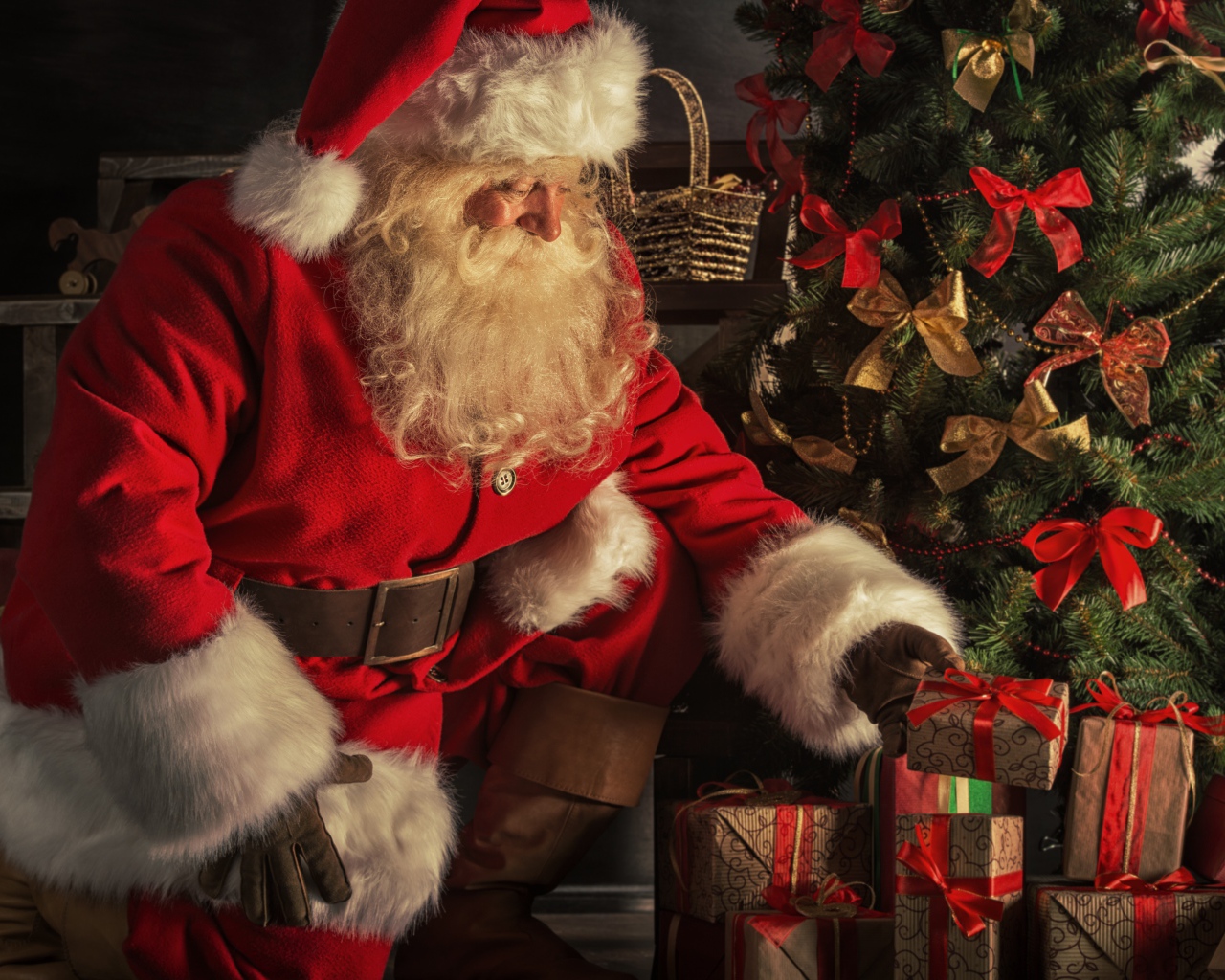 Санта Клаус прячет подарки под елкой на Рождество 