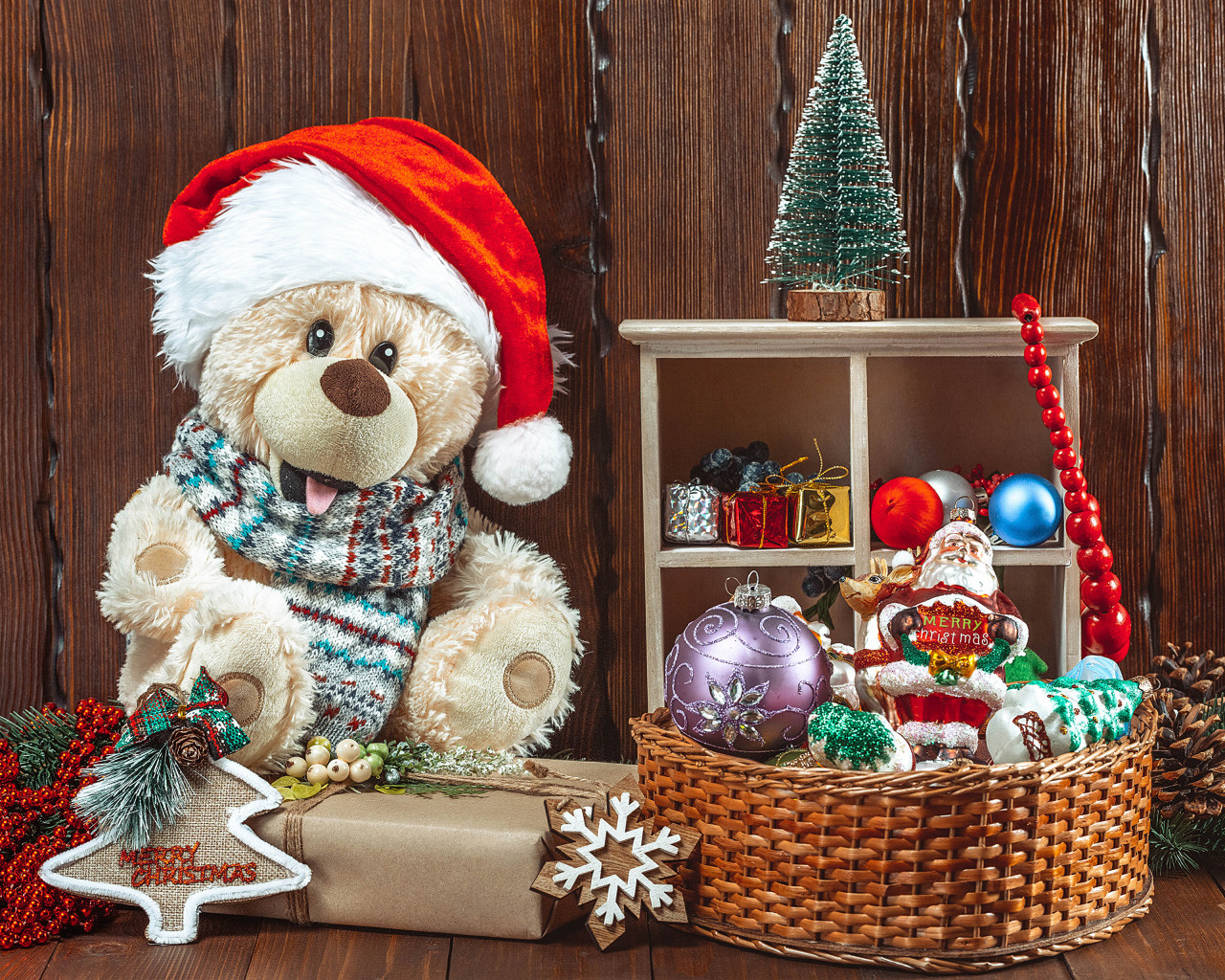 Мишка Тедди с подарками на Рождество 