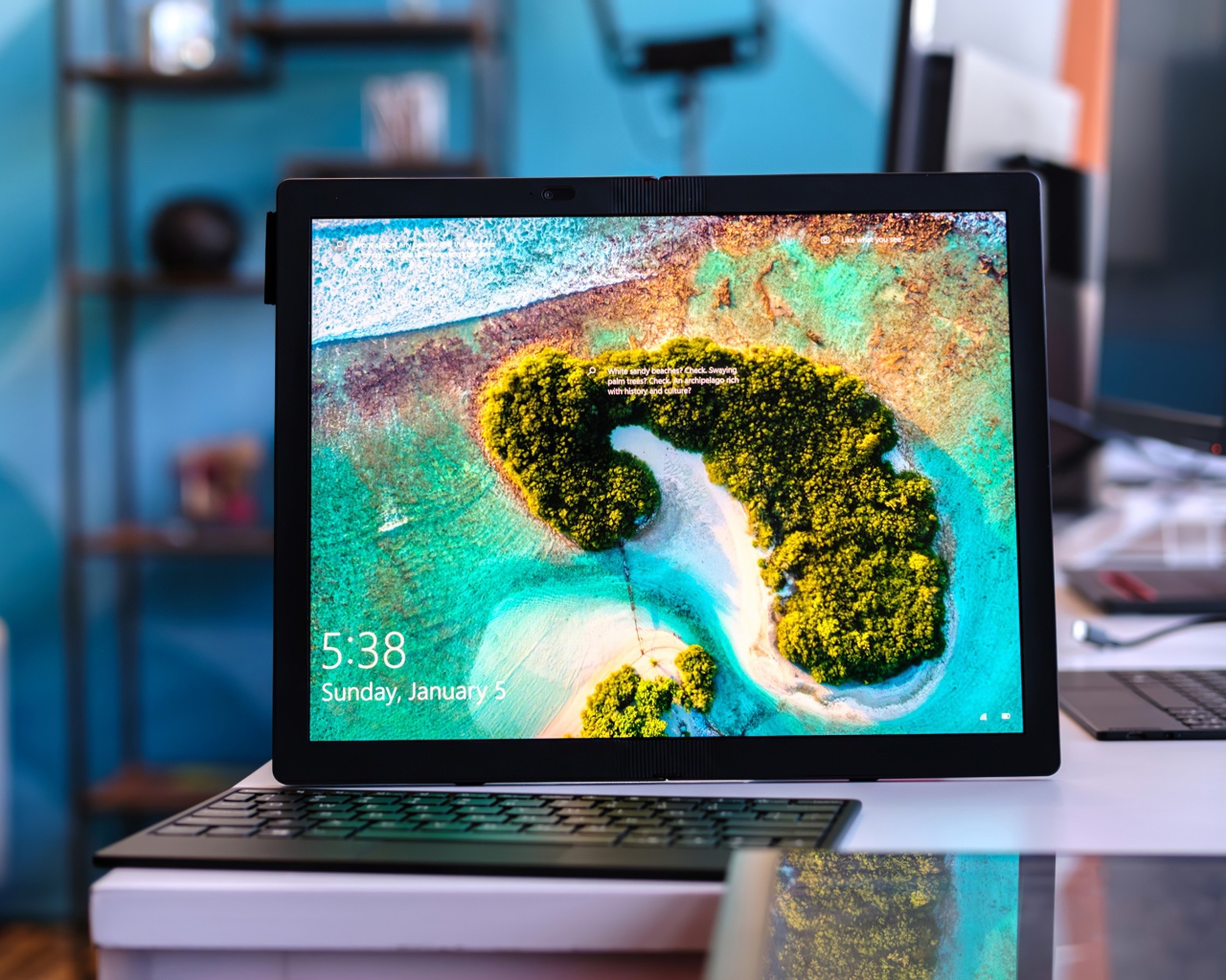 Стильный гибкий ноутбук Lenovo ThinkPad X1 Fold, 2020 года на столе