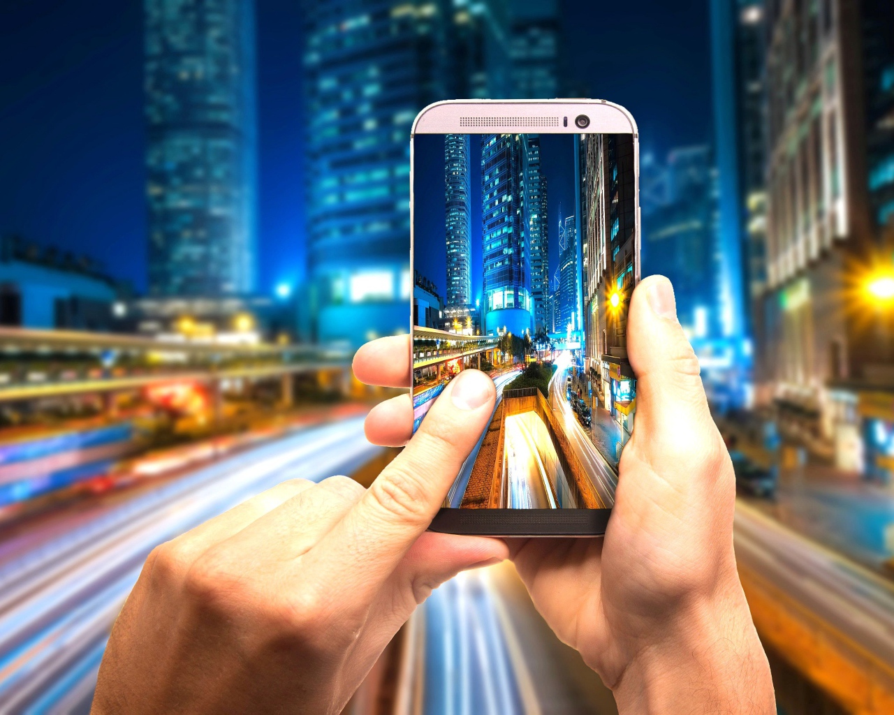 Мужчина делает фото ночного города на смартфон 