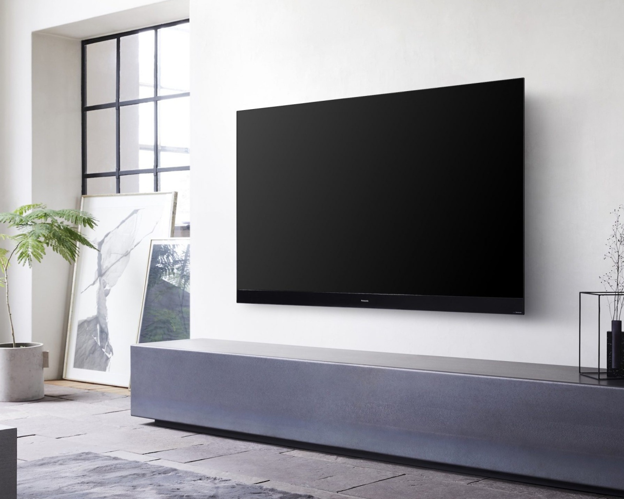 Новый телевизор Panasonic HZ2000 Dolby Vision IQ на стене