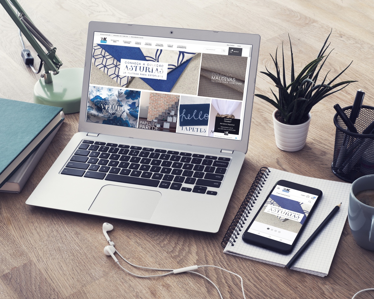 Ноутбук с канцелярскими предметами на столе 