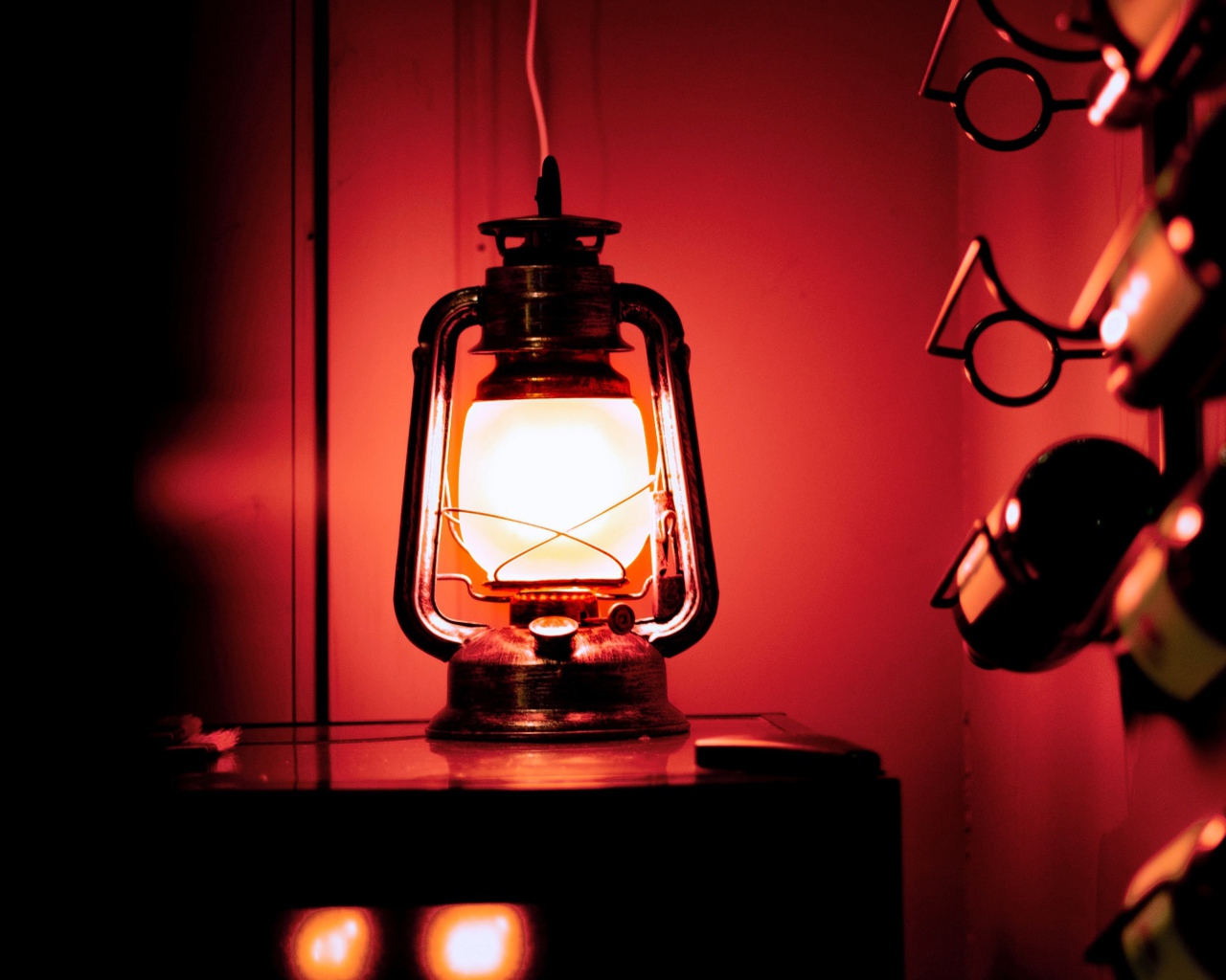 Керосиновая лампа стоит на столе в винном погребе 