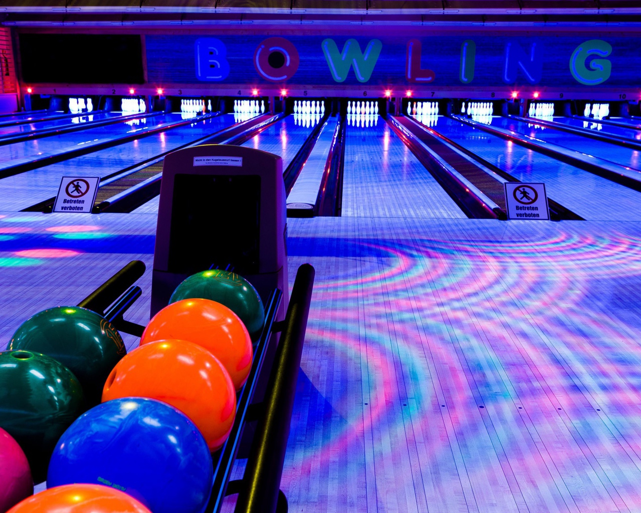 Шары и дорожки в боулинг клубе 